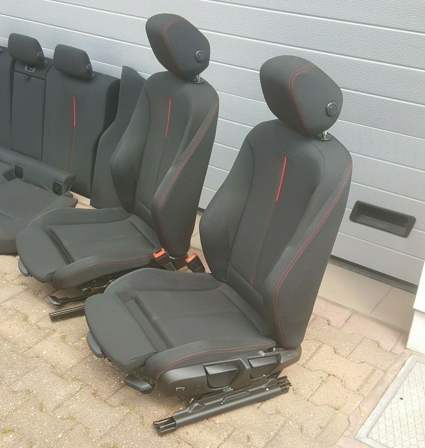 BMW 3er F30 F31 F34 Fahrer Beifahrer Sport Sitz Stoff schwarz rot  ABHOLUNG