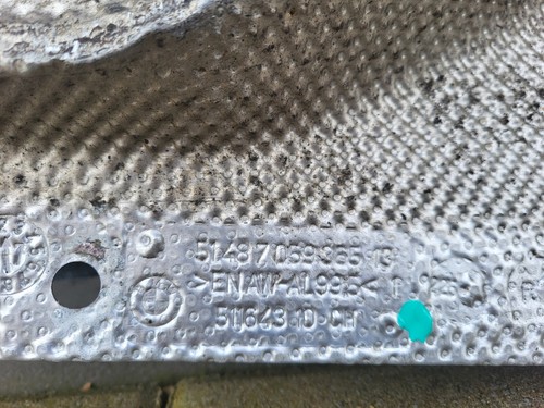 BMW E81 E82 E87 E88 E90 E91 E92 Hitzeblech Wärmeisolierung vorne rechts 7059365
